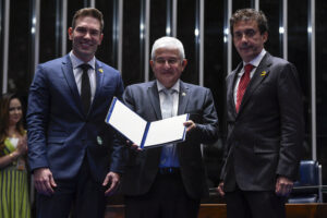 Assinatura Simbólica do Nome de Ayrton Senna no Livro dos Heróis e Heroínas da Pátria. Na foto, vice-presidente do Instituto Ayrton Senna, Ewerton Fulini; presidente e requerente da sessão, senador Astronauta Marcos Pontes (PL-SP) e irmão de Ayrton Senna, Leonardo Senna. Foto: Jefferson Rudy/Agência Senado