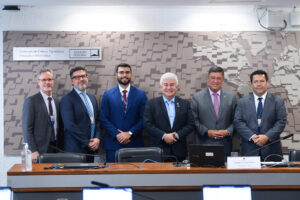 Comissão de Ciência, Tecnologia, Inovação, Comunicação e Informática (CCT) realiza: 1ª Parte: Discussão e votação do relatório sobre a Avaliação da Política Pública relativa à "Superação dos Obstáculos à Inovação no Brasil", desenvolvida no âmbito do Poder Executivo, aprovada pelo Requerimento nº 20/2023-CCT, em cumprimento ao disposto no art. 96-B do Regimento Interno do Senado Federal. 2ª Parte: Reunião deliberativa 7 itens. Entre eles, o PL 1.993/2024, que institui a Política Nacional de Coleções Biológicas Científicas. Na foto: Senador Astronauta Marcos Pontes (PL-SP) e o presidente da CCT, senador Carlos Viana (Podemos-MG), posam para foto com colaboradores da Secretaria de Apoio à Comissão de Ciência, Tecnologia, Inovação e Informática. Foto: Edilson Rodrigues/Agência Senado