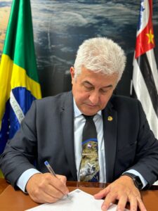 Senador Astronauta Marcos Pontes (PL-SP) apresentou projeto de lei que propõe a revogação dos crimes de posse e porte ilegal de arma de fogo
