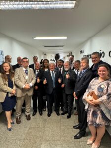 Senador Astronauta Marcos Pontes ao lado dos representantes da classe médica e odontológica