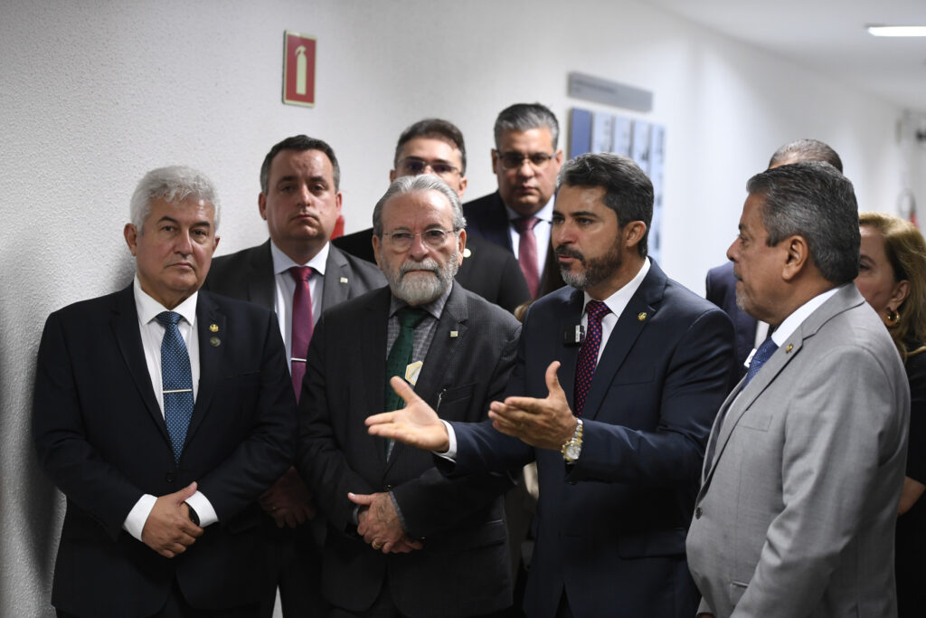 Senador Astronauta Marcos Pontes (PL/SP), autor do PL 2.294/2024; Dr. Hiran Gallo, Presidente do CFM e Senador Marcos Rogério (PL/RO), Relator do PL na Comissão de Educação e Cultura do Senado. Foto: Edilson Rodrigues/Agência Senado