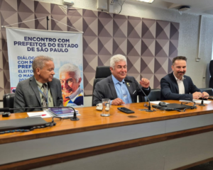 Senador Astronauta Marcos Pontes (PL/SP) e os assessores Dr. Marcelo Morales e Ramon dos Santos, durante reunião com prefeitos de São Paulo